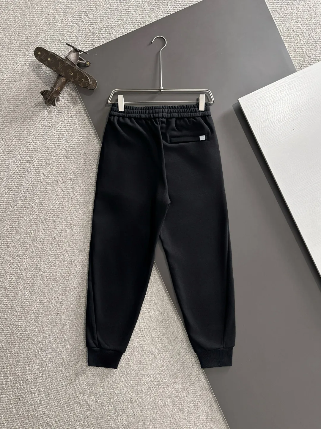 Next day shipment P360 Big Goose 2025 new winter elastic band casual pants, thick velvet counter-customized fabric, high breathability and comfort, impeccable details, brand element design concept, reflecting high quality. It feels delicate and soft! It presents a casual cut and the upper body shape is great! Size: M-4XL